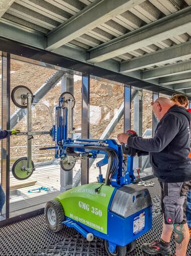 Instructajul Heavydrive privind utilizarea echipamentului de montare a sticlei GMG 350, pentru o utilizare sigură și eficientă la 3.200 de metri altitudine în Kaunertal (Austria).