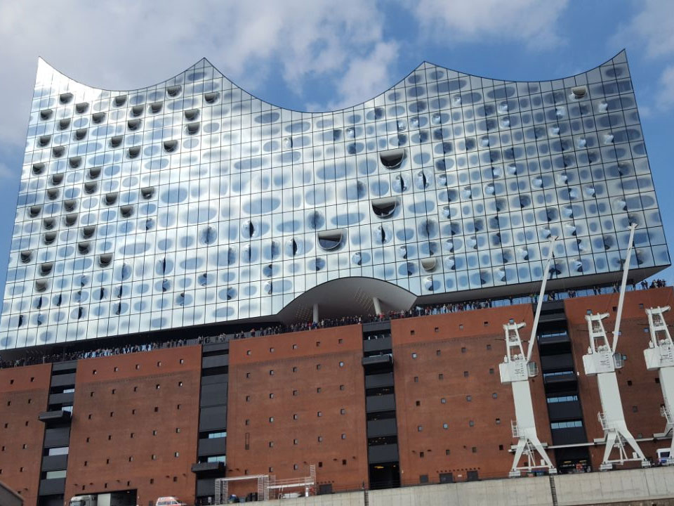 Fațada Elbphilharmonie din Hamburg cu vedere la mare