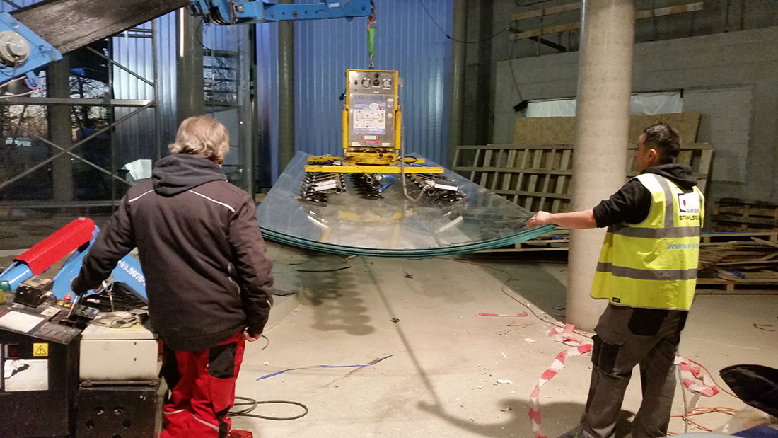 Dispozitivul de ridicare cu aspirație în vid VSG 1000 KR ridică un disc curbat pentru tunelul aerodinamic