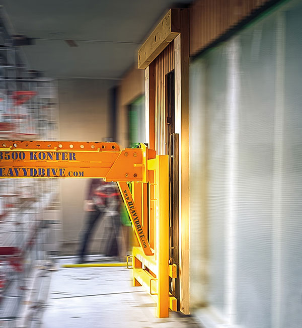 Transportul elementului de fațadă cu contorul VSG și furca special dezvoltată.