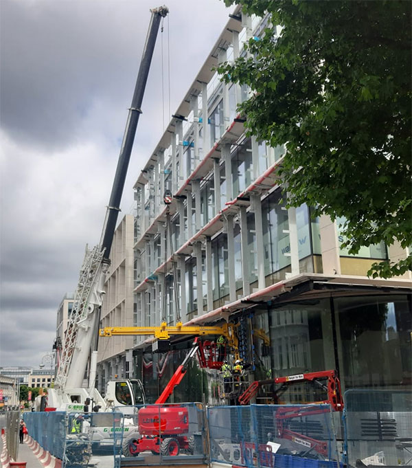 Instalarea fațadei pe clădirea de birouri Earlsfort Terrace din Dublin