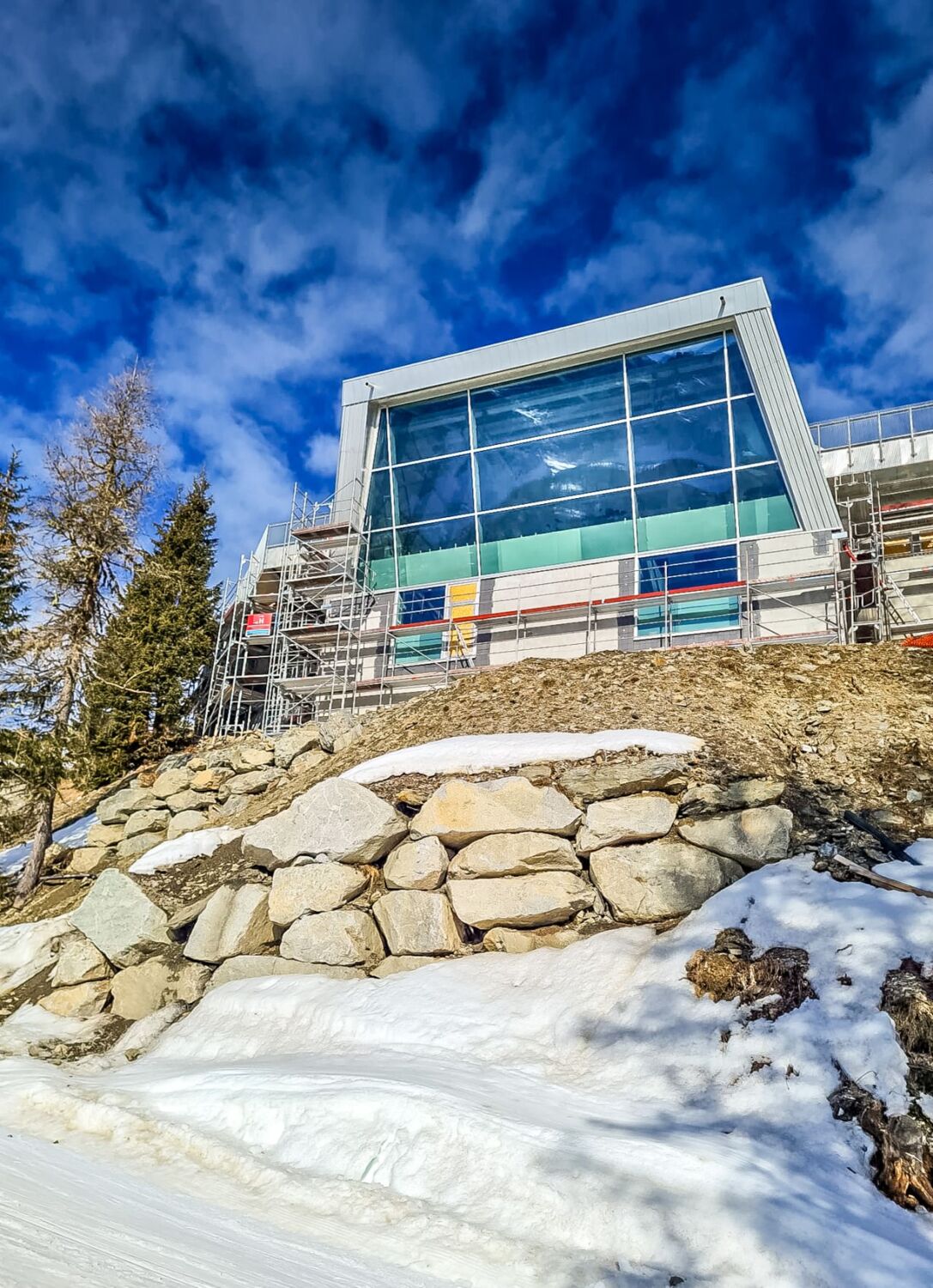 Fațada înclinată finalizată a MMM Roca de jos