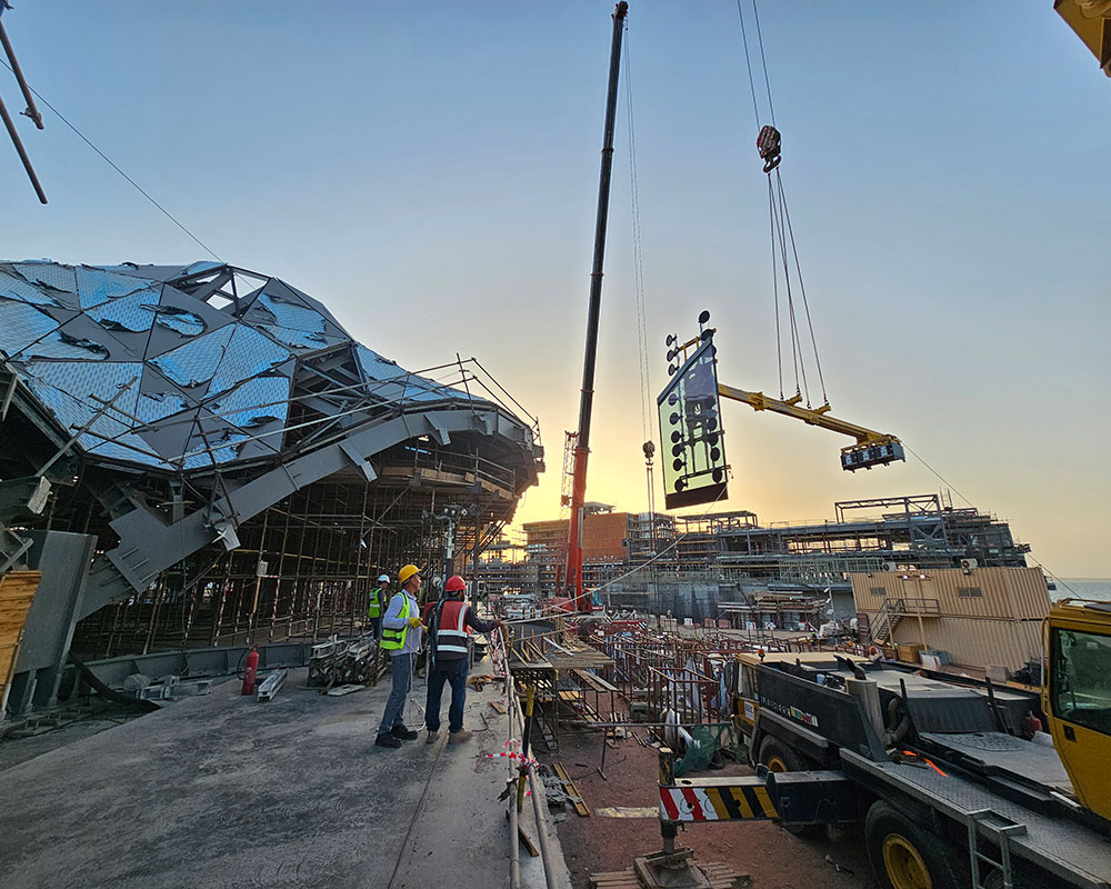 Asamblare de elemente de fațadă cu forme diferite pe insula de lux Sindalah (Arabia Saudită)